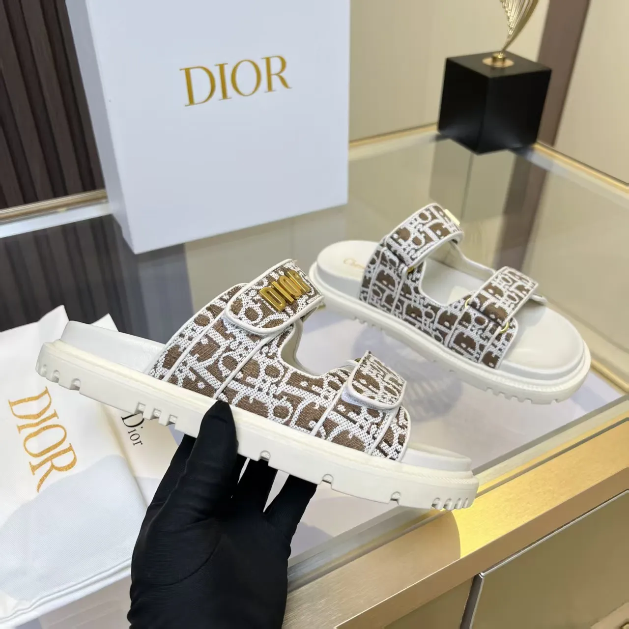 👟👟Ex-factory price 480👟👟 Dior classic popular sandals Step into the fashion territory of Dior slippers and encounter the ultimate fusion of elegance and comfort. The upper is engraved with the Christian Dior Paris logo using exquisite embroidery technology. The delicate stitching tells the brand's profound heritage and is fully recognizable.   Made of high-quality materials, it feels soft and fits your feet, as if it is a gentle care tailor-made for your feet. The sole is carefully designed and engraved with Christian Dior's lucky star symbol. It is not only a beautiful embellishment, but also provides reliable grip, making every step steady and secure.   It has a simple design and is easy to put on and take off. Whether it is a lazy weekend or a pleasant vacation, it can be easily adapted. Whether paired with casual shorts, casual jeans, or an elegant dress, Dior slippers can instantly enhance the overall style and show a casual fashion attitude.   Dior slippers, in the name of fashion, inject luxurious charm into your life and accompany you with every step you take with confidence and elegance. Material: Fine genuine cowhide upper, outsole, TPR, non-slip and wear-resistant, code number: 35-41 (42 customized)